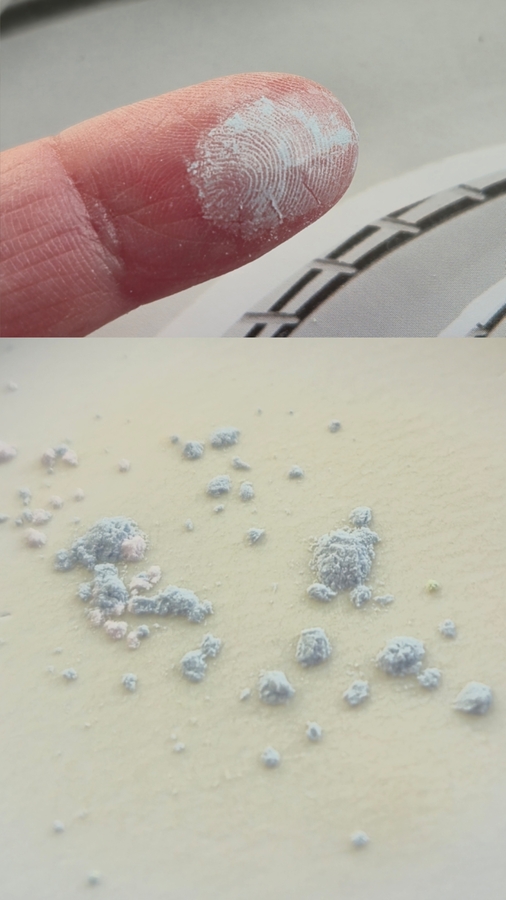 Голуюой цвет перекрывает желтизну, усталый цвет кожи