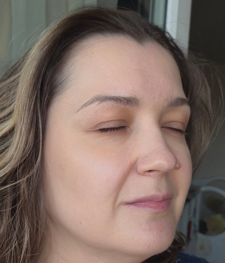 Уже накрашено все лицо, дневной свет