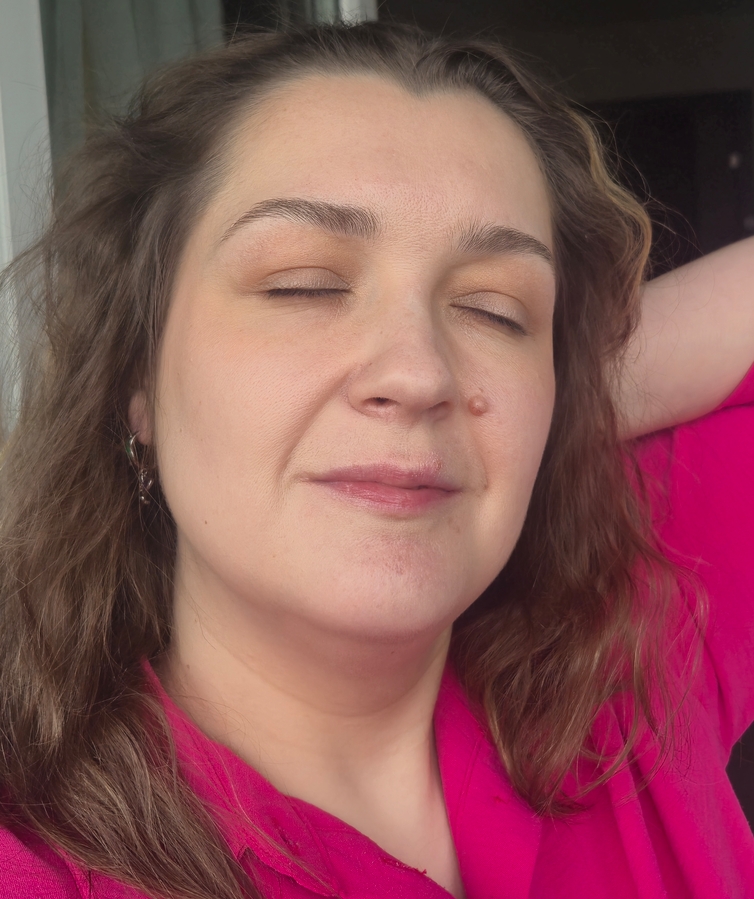 В таком свежем и минимально накрашенном виде с утра я отправилась на работу. Дневной свет.