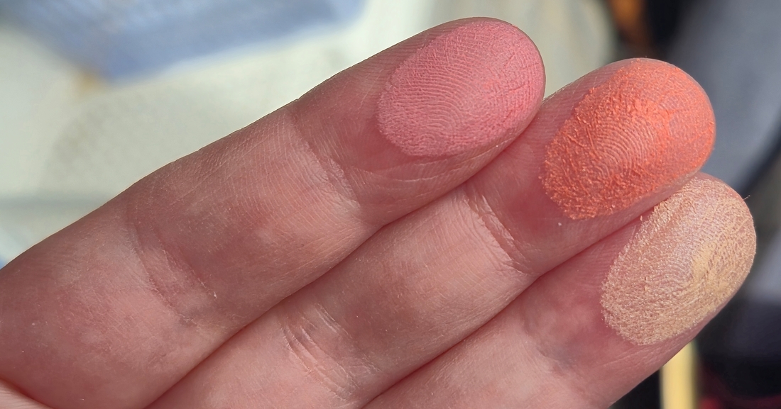 Второй ряд палетки- слева направо румяна vibrant pink, radiant peach, хайлайтер