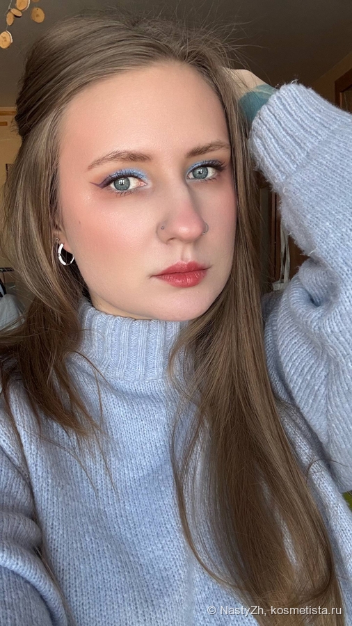 Фото на естественном освещении. На щеках тинт в один слой, на губах тинт в два тонких слоя, притоптанный пальцем.