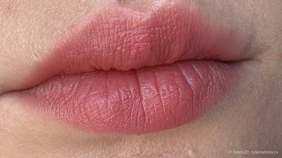 Тинт на губах при естественном освещении. 2 тонких слоя, притоптанные пальцем.