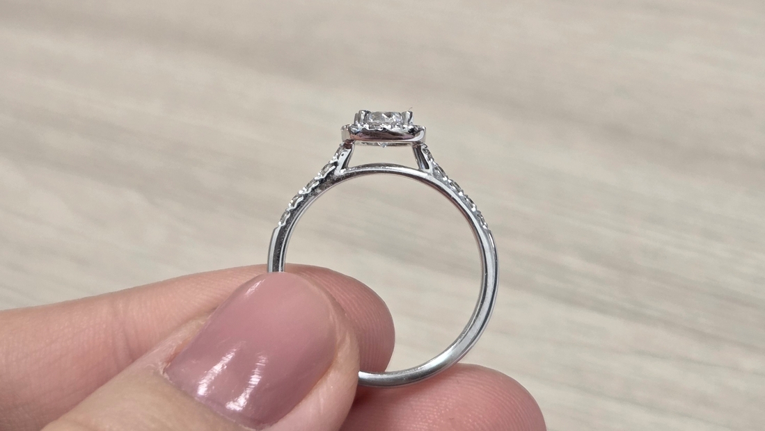 Выступ видно сбоку или с угла смотреть на кольцо