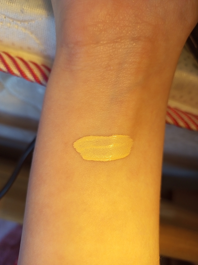 Свотч на руке. Искусственный свет