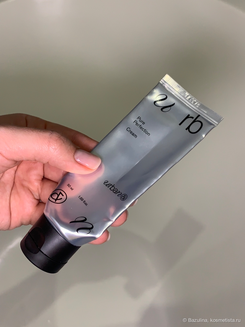 Туба не металлическая, а скорее пластиковая или может быть из другого легкого материала.