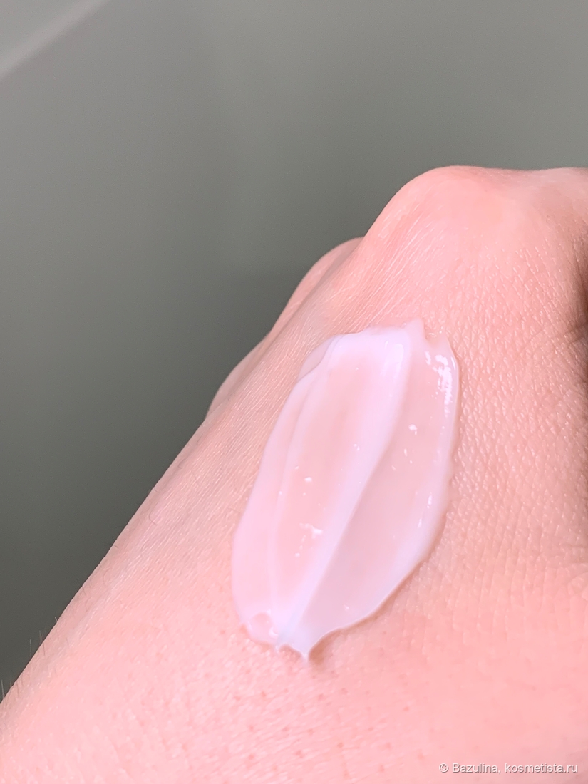 По плотности что-то среднее, легко распределяется и быстро впитывается.