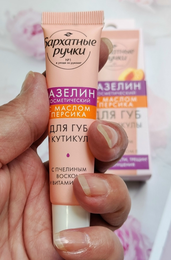 Ногти выглядят ухоженными, а значит, и руки в целом тоже