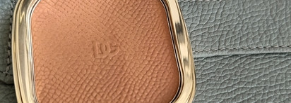 Бронзер, который делает лицо моложе. Dolce & Gabbana Lasting bronzer & eyeshadow powder. 02 Light medium