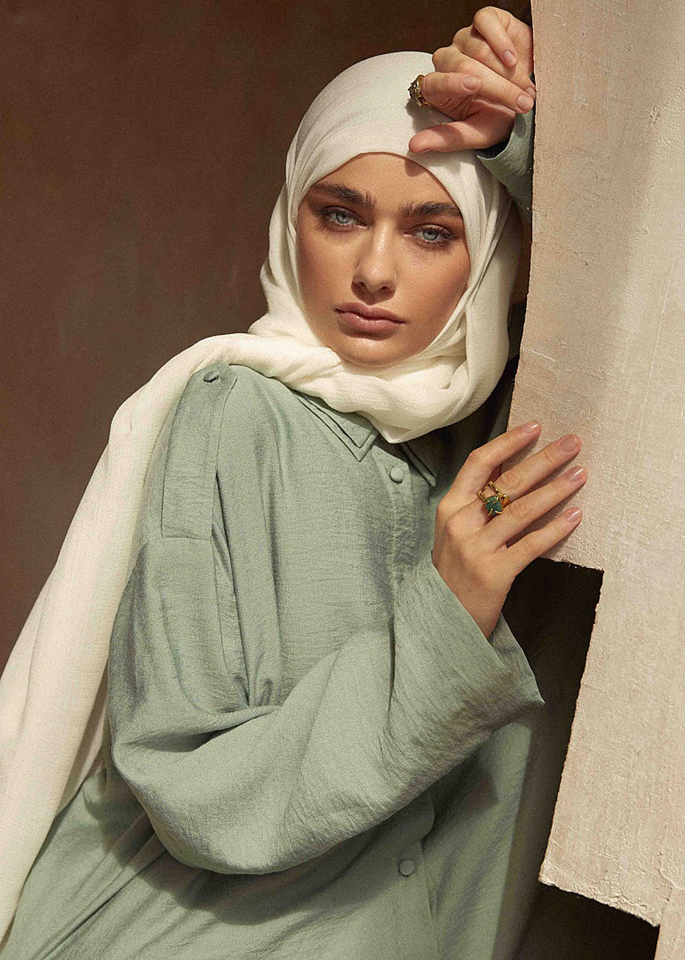 Фото из лукбука капсульной коллекции лета 2020 бренда Arapkhanovi, который создали сёстры Луиза и Хадижа Арапхановы родом из Ингушетии. Свой бренд они позиционируют как олицетворение исламской духовности и светской действительности.