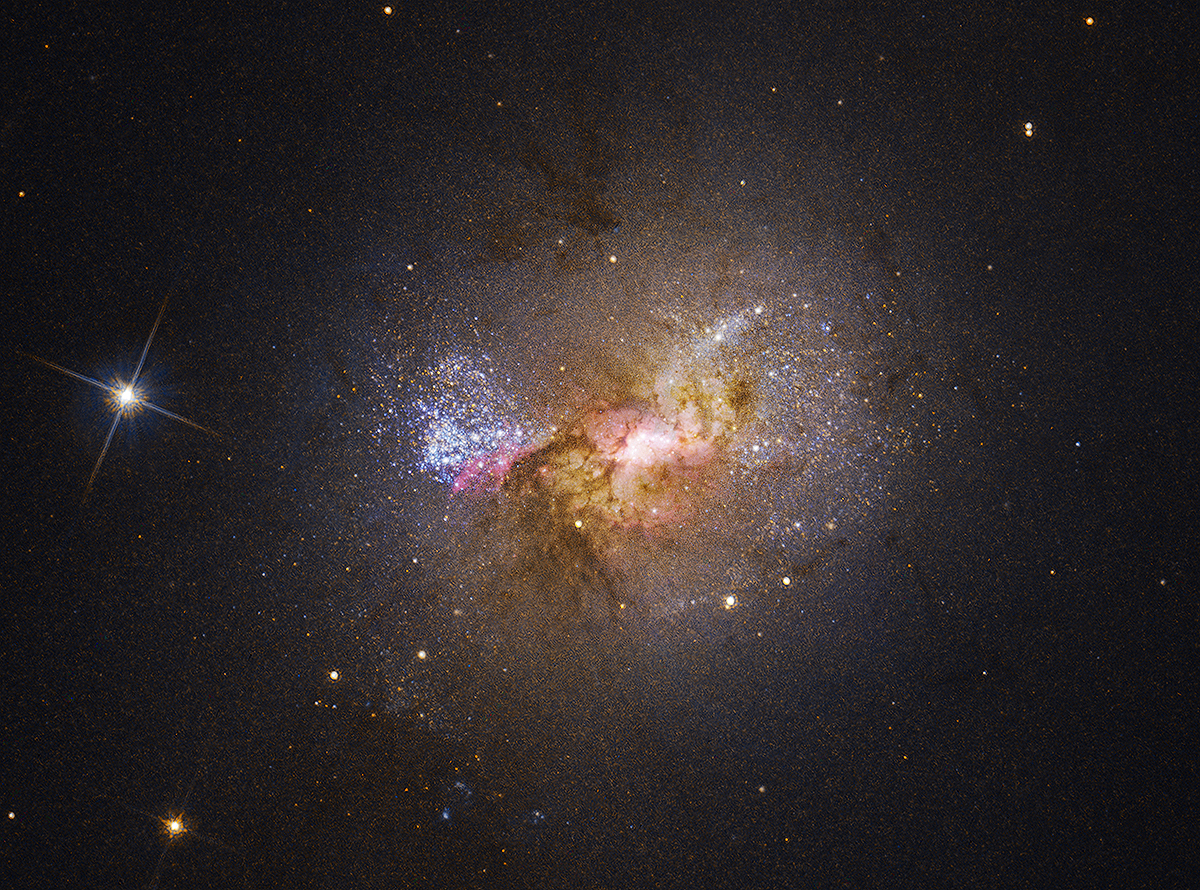 Фотография карликовой звездообразной галактики Henize 2-10, полученная с помощью телескопа Хаббл.